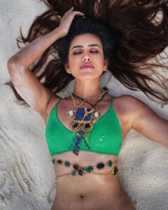 Sonnalli Seygall Instagram - My resting beach face😌🧜‍♀️

Jewellery: @anaqajewels 

#serene #beach #maldives #traveldiaries #calm #goodvibes #maldivesisland #throwback #travelwithsonnalli