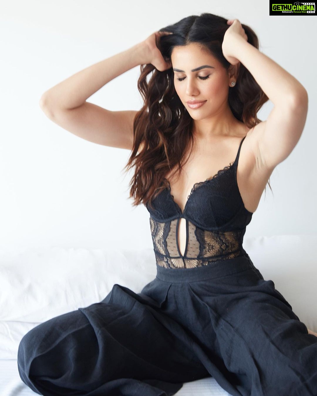 Sonnalli Seygall Instagram - *IMPORTANT* Now that I have your attention, swipe left for reality, which is me at my COVID best. Finally after 2 yrs I have contracted the virus. I am isolating and recovering ❤️🩹 This msg is also a reminder that covid is trying to crawl back into our lives, so mask up guys! This fight is gonna be a little longer than we thought, but we r in it to win it. Stay strong! Stay safe! I must add that I really take pride in my immunity and I hardly ever fall sick.. but having contracted this virus now and having fever I guess after yearsss, I have to say it’s not a good feeling and the virus is everything horrible that they say it is. But having said that, lots of fluids, vitamins, medicines, meditation, prayers & lots of doggo love help heal you soonest🙌 Also, DOGS DO NOT SPREAD #corona ! P.S- Anyone who’s come in contact with me, pls get yourself tested, though my CT count is non infectious, according to my reports. Stay safe ☀️ #stayathome #covid #staysafe #getvaccinated #socialdistance #maskup #covid19 #instavsreality