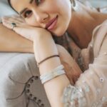 Sonnalli Seygall Instagram - Desi vibe check at bff’s wedding ✨ Outfit: @mandirawirkhq Jewellery: @anaqajewels Photo: @the_wedding_files #wedding #indianwear #traditionaloutfit #fashion #bridesmaid #fashionreel #reelstagram #instagramreels #reelsvideo #reelitfeelit #trendingreels #reelkarofeelkaro