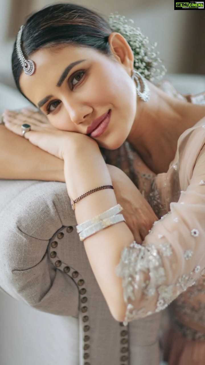 Sonnalli Seygall Instagram - Desi vibe check at bff’s wedding ✨ Outfit: @mandirawirkhq Jewellery: @anaqajewels Photo: @the_wedding_files #wedding #indianwear #traditionaloutfit #fashion #bridesmaid #fashionreel #reelstagram #instagramreels #reelsvideo #reelitfeelit #trendingreels #reelkarofeelkaro