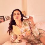 Sonnalli Seygall Instagram - Woke up like this. Casual 😎 #sundaymood☀️ Outfit: @mandirawirkhq Photographer: @dieppj