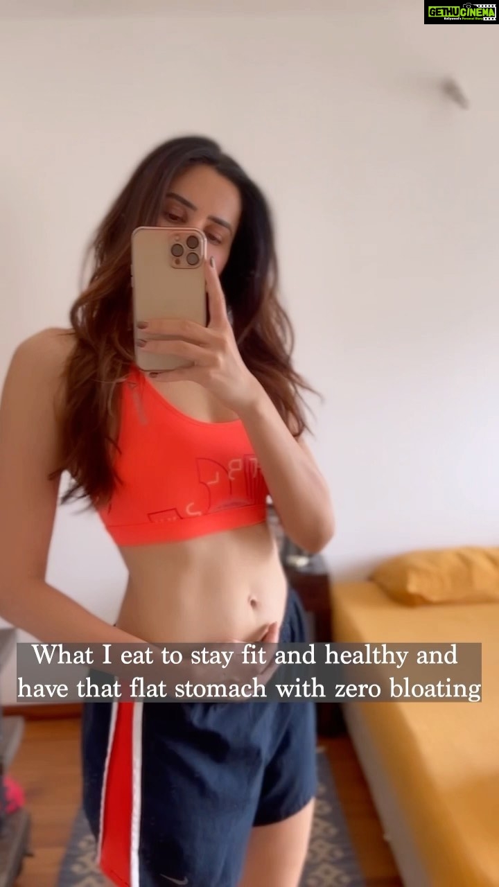 Sonnalli Seygall Instagram - Here's a sneak peek of what I eat to stay fit and healthy 💪💕 Check out what I eat to stay fit and healthy and have that flat stomach with zero bloating 💪 #worldhealthday #worldhealthday2022 #healthymeals #healthydiet #reels #reelsinstagram #trendingreels #feelitreelit