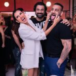 Sonnalli Seygall Instagram - Heart full of gratitude. Birthdays are very meditative for me, it’s a reflection of my year gone by and how I’m feeling as I complete another beautiful year ⭐️ This year I decided to throw myself a little party! Bcoz last few months I’ve worked reallly realllyyy hard n I think I deserved a little fun on special day! So here’s a glimpse into my birthday party night 🥳🥂 Thank uuuuu to allll my friends who made it ❤️ I love u!! Thank uuu to all my friends, colleagues, fans, other humans who’ve been sending so much love my way! I love you guys too ❤️ And a hugeee thank u to team birthday! U guys are the best 🙌⭐️ - Muh- @eshaasikka @shardahairstyles Stylist- @trishadjani Location- @pinkwasabi.in ——————————————————————— #grateful #gratitude #birthday #birthdayeve #love #mypeople