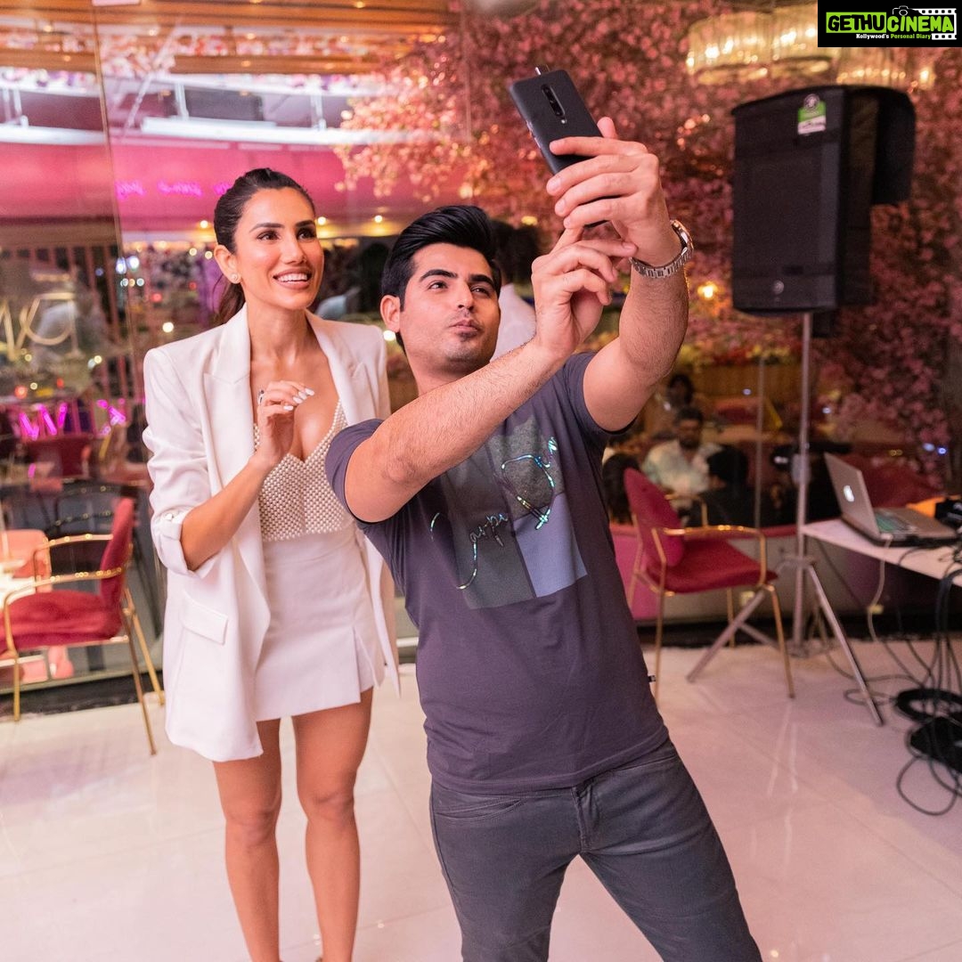 Sonnalli Seygall Instagram - Heart full of gratitude. Birthdays are very meditative for me, it’s a reflection of my year gone by and how I’m feeling as I complete another beautiful year ⭐️ This year I decided to throw myself a little party! Bcoz last few months I’ve worked reallly realllyyy hard n I think I deserved a little fun on special day! So here’s a glimpse into my birthday party night 🥳🥂 Thank uuuuu to allll my friends who made it ❤️ I love u!! Thank uuu to all my friends, colleagues, fans, other humans who’ve been sending so much love my way! I love you guys too ❤️ And a hugeee thank u to team birthday! U guys are the best 🙌⭐️ - Muh- @eshaasikka @shardahairstyles Stylist- @trishadjani Location- @pinkwasabi.in ——————————————————————— #grateful #gratitude #birthday #birthdayeve #love #mypeople