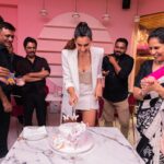 Sonnalli Seygall Instagram - Heart full of gratitude. Birthdays are very meditative for me, it’s a reflection of my year gone by and how I’m feeling as I complete another beautiful year ⭐️ This year I decided to throw myself a little party! Bcoz last few months I’ve worked reallly realllyyy hard n I think I deserved a little fun on special day! So here’s a glimpse into my birthday party night 🥳🥂 Thank uuuuu to allll my friends who made it ❤️ I love u!! Thank uuu to all my friends, colleagues, fans, other humans who’ve been sending so much love my way! I love you guys too ❤️ And a hugeee thank u to team birthday! U guys are the best 🙌⭐️ - Muh- @eshaasikka @shardahairstyles Stylist- @trishadjani Location- @pinkwasabi.in ——————————————————————— #grateful #gratitude #birthday #birthdayeve #love #mypeople