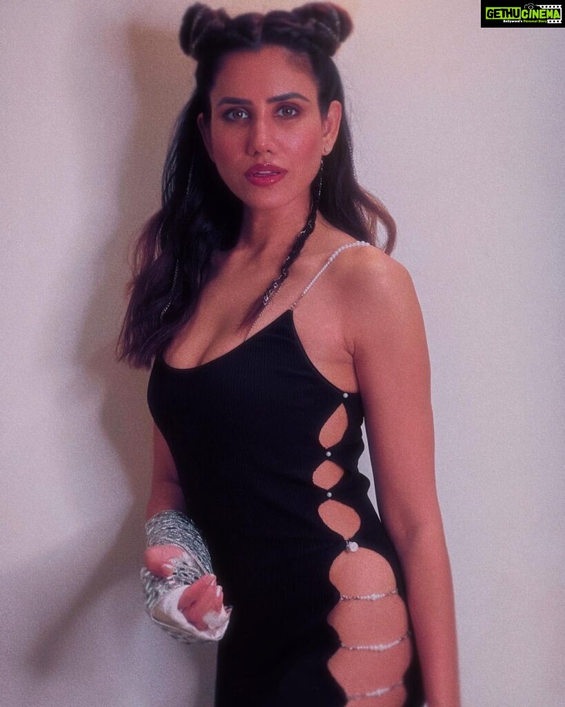 Sonnalli Seygall Instagram - Life is too short to wear boring clothes👸🏻🦹‍♀️🧝‍♀️ #fashiongoals #streetcouture #HTMostStylish