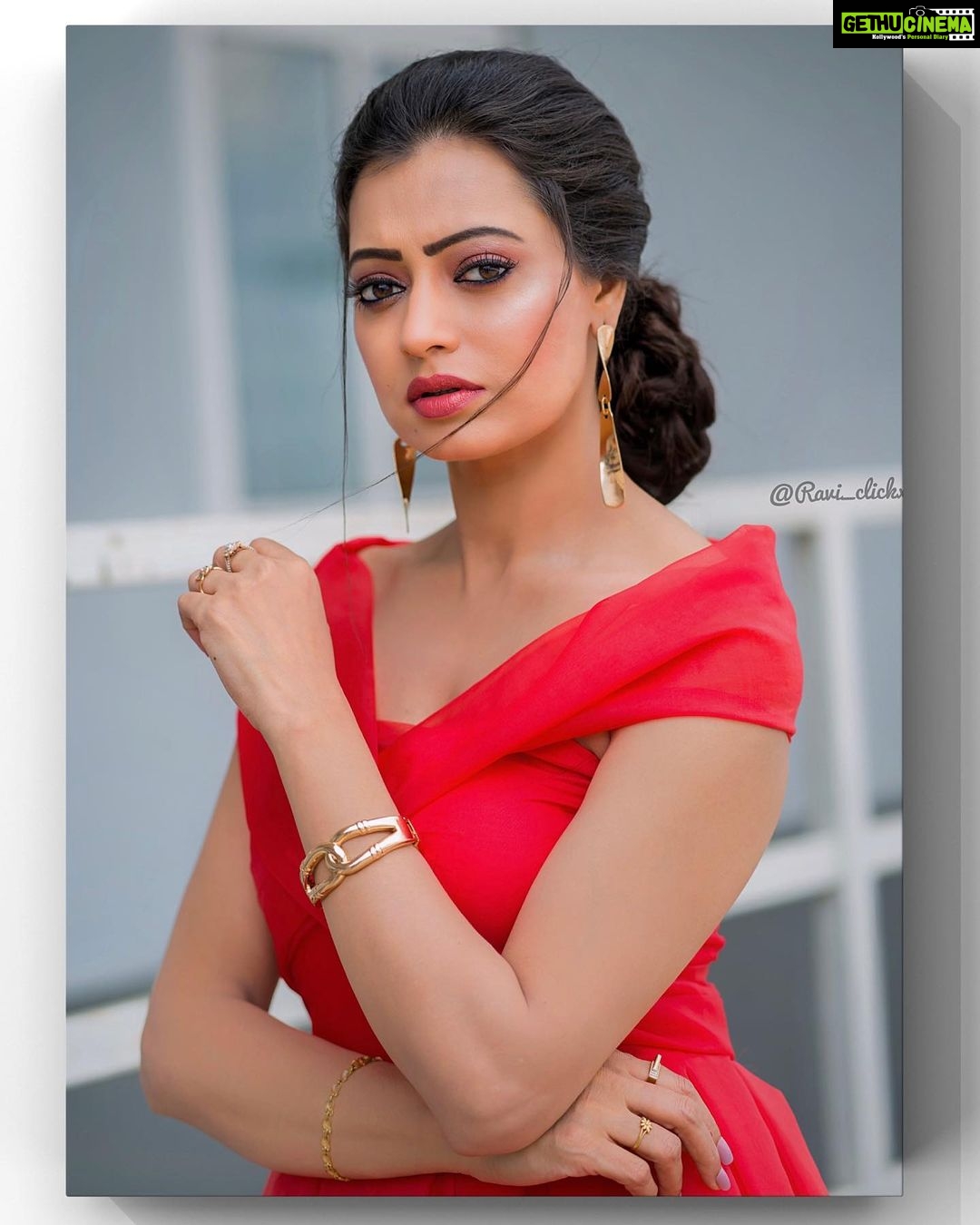 Sowmya Raoh - 24.3K Likes - Swipe next for smile 😊
#sowmyasharada #sowmyarao
Costume @impriyankasahajananda
MUA @vamshi_artistry
Hairstyle @khajahairstylest
📸 @ravi_cross_clickx
#jabardasth
#etvtelugu #positivevibes
