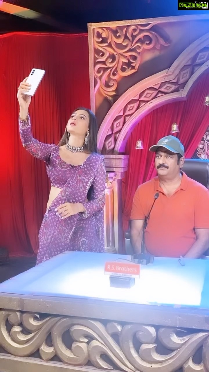 Sowmya Raoh - 113.7K Likes - Our judge crazy Krishna Bhagavan
Costume @divya_varun_official
Jewellery @emmadi_silver_jewellery
#réel #reelsinstagram #explore #shooting #funny #jabardasth #etvtelugu #sowmyarao