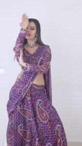 Sowmya Raoh Instagram - Go wit lovely @keerthysureshofficial 

Costume @divya_varun_official 
Jewellery @emmadi_silver_jewellery 

#sowmyarao #sowmyasharada #trending #dasara #keerthysuresh #dance #explore #chamkeelaangeelesi #reelitfeelit