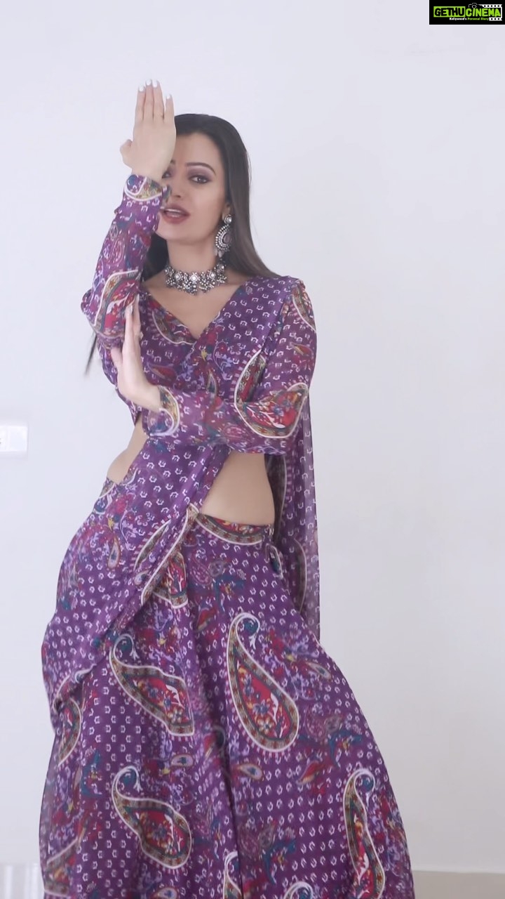 Sowmya Raoh - 56.4K Likes - Go wit lovely @keerthysureshofficial
Costume @divya_varun_official
Jewellery @emmadi_silver_jewellery
#sowmyarao #sowmyasharada #trending #dasara #keerthysuresh #dance #explore #chamkeelaangeelesi #reelitfeelit