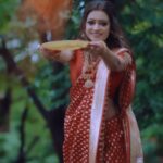 Sowmya Rao Nadig Instagram - This soulful voice 💕💕 #sowmyasharada Makeup- @makeup_hair_deepak Costume @rentyourlook_by_chandangowda @makeup_hair__bhavyamalnad Video- @vishnu_vcaptures #reels #reelsinstagram #reelitfeelit #brahmastra #kesariya #theethiriyaai #aliabhatt #sidsriram #indiaat75 @sonymusic_south