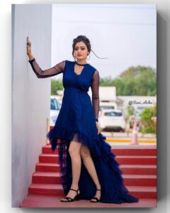 Sowmya Raoh Instagram - JABARDASTH 500th Episode today💥✨@etvtelugu2708 

#sowmyasharada 
#sowmyarao 

Costume @divya_varun_official 
Photography @ravi_cross_clickx 
Hairstylist @shafi_rock_9 

#jabardasth #etvtelugu #positivequotes