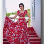 Sowmya Rao Nadig Instagram - It’s never too late to be what you might have #sowmyasharada #sowmyarao Costume @divya_varun_official Photography @ravi_cross_clickx Makeup @shafi_rock_9 #jabardasth #etvtelugu #positivequotes