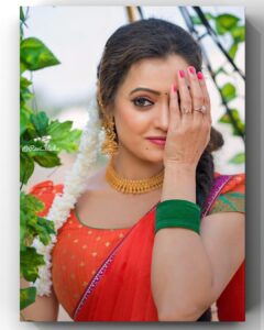 Sowmya Raoh Instagram - 100th Episode celebration 💥⭐️#sridevidramacompany #SDC
Tomorrow on @etvtelugu2708

Photography @ravi_cross_clickx 📸

#sowmyasharada #sowmyarao #jabardasth #halfsaree