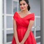 Sowmya Rao Nadig Instagram - Swipe next for smile 😊 #sowmyasharada #sowmyarao Costume @impriyankasahajananda MUA @vamshi_artistry Hairstyle @khajahairstylest 📸 @ravi_cross_clickx #jabardasth #etvtelugu #positivevibes