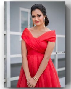 Sowmya Raoh Instagram - Swipe next for smile 😊 

#sowmyasharada #sowmyarao 

Costume @impriyankasahajananda 
MUA @vamshi_artistry 
Hairstyle @khajahairstylest 
📸 @ravi_cross_clickx 

#jabardasth 
#etvtelugu #positivevibes