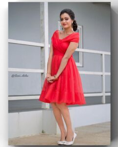 Sowmya Raoh Instagram - Swipe next for smile 😊 

#sowmyasharada #sowmyarao 

Costume @impriyankasahajananda 
MUA @vamshi_artistry 
Hairstyle @khajahairstylest 
📸 @ravi_cross_clickx 

#jabardasth 
#etvtelugu #positivevibes