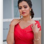 Sowmya Rao Nadig Instagram - Swipe next for smile 😊 #sowmyasharada #sowmyarao Costume @impriyankasahajananda MUA @vamshi_artistry Hairstyle @khajahairstylest 📸 @ravi_cross_clickx #jabardasth #etvtelugu #positivevibes