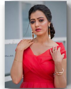 Sowmya Raoh Instagram - Swipe next for smile 😊 

#sowmyasharada #sowmyarao 

Costume @impriyankasahajananda 
MUA @vamshi_artistry 
Hairstyle @khajahairstylest 
📸 @ravi_cross_clickx 

#jabardasth 
#etvtelugu #positivevibes