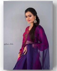 Sowmya Raoh Instagram - Overwhelmed with the Jabardasth positive responses from all of you 🙏🏻😇….. 🤞🏼
#sowmyasharada 

Costume @impriyankasahajananda 
MUA @vamshi_artistry 
Hairstyle @khajahairstylest 
📸 @ravi_cross_clickx 

#sowmyarao 
#jabardasth 
#etvtelugu #positivevibes