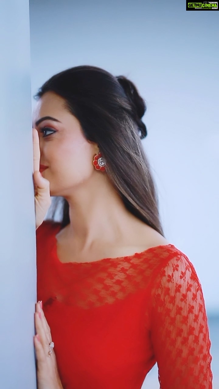 Sowmya Raoh - 18.7K Likes - Red is a dose of joy ❤️
Costume @divya_varun_official
Camera @naveen_photography_official
#sowmyarao #sowmyasharada #jabardasth #etvtelugu #anchor #trendingreels #reels #explore
