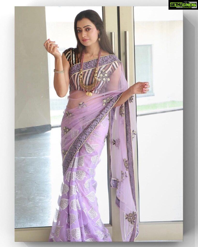 Sowmya Rao Nadig Instagram - Ever u look confident.. just go with the saree .. #sowmyasharada #sowmyarao #reels #reelsinstagram #sareelover #positivevibes