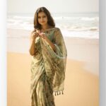 Sowmya Rao Nadig Instagram - Sky above Sand below Peace within #sowmyasharada Costume courtesy @akshatha_sreedharofficial #saree #beach #travelphotography #travelgram #sareelove #serialactress #positivethinking
