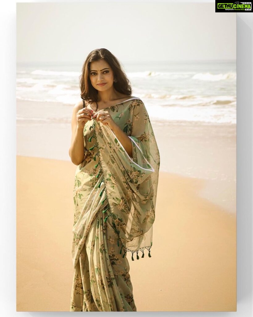 Sowmya Rao Nadig Instagram - Sky above Sand below Peace within #sowmyasharada Costume courtesy @akshatha_sreedharofficial #saree #beach #travelphotography #travelgram #sareelove #serialactress #positivethinking