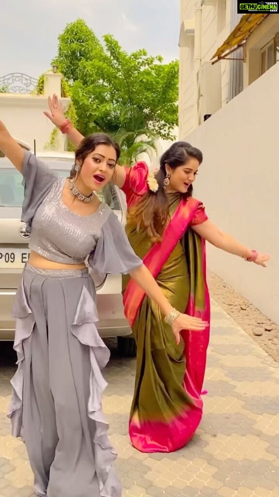Sowmya Rao Nadig Instagram - Some fun time at location!!! Sathya Kaveri.. Dancing to the rain song without rain🤪 Costume @laxmikrishnaofficial ❤️ #sowmyasharada #reels #barsoremegha #reelitfeelit #dancereels #srimanthudu #sathya #kaveri #reelkarofeelkaro #explore #remixonreels