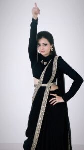 Sowmya Raoh Instagram - Late for pushpavati…💛

Costume @divya_varun_official 
Makeover @vivid_makeups 

#sowmyasharada #explore #pushavathi #sowmyarao #jabardasth #dboss