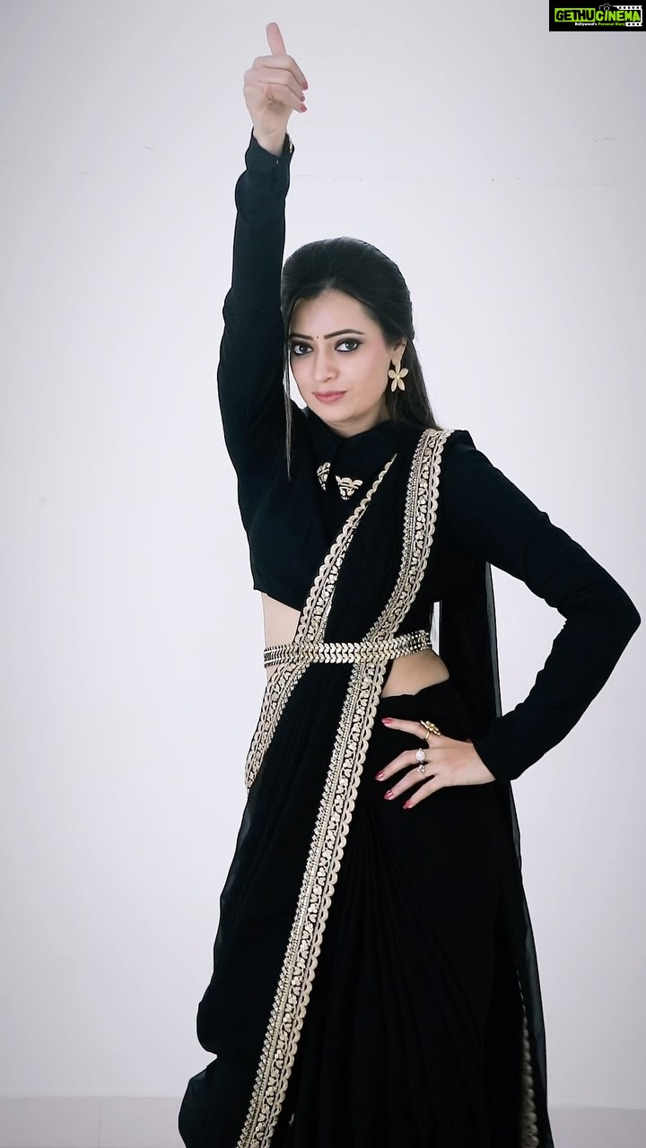 Sowmya Raoh - 97.2K Likes - Late for pushpavati…💛
Costume @divya_varun_official
Makeover @vivid_makeups
#sowmyasharada #explore #pushavathi #sowmyarao #jabardasth #dboss