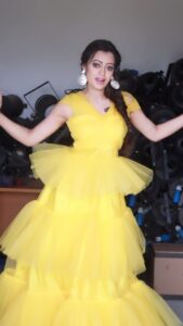 Sowmya Raoh Instagram - Quick reel on the set😉☺️

Costume @divya_varun_official 
Make up @saimakeover143_ 

#tumtum #sowmyarao #jabardasth #etvtelugu #sowmyasharada #explorepage #dance #tamilreels #trending
