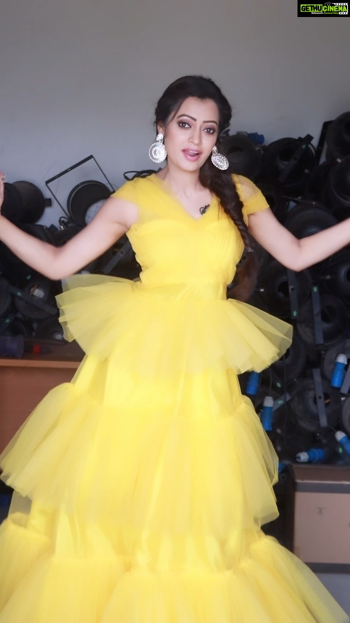 Sowmya Raoh - 22.9K Likes - Quick reel on the set😉☺️
Costume @divya_varun_official
Make up @saimakeover143_
#tumtum #sowmyarao #jabardasth #etvtelugu #sowmyasharada #explorepage #dance #tamilreels #trending