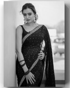 Sowmya Raoh Instagram - Mirror is not about ur reflection , it’s what u see beyond it.

#sowmyasharada #sowmyarao

Costume @divya_varun_official 
Photography @ravi_cross_clickx 

#jabardasth #etvtelugu #positivequotes