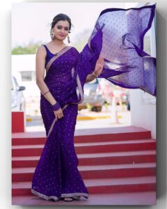 Sowmya Raoh Instagram - Mirror is not about ur reflection , it’s what u see beyond it.

#sowmyasharada #sowmyarao

Costume @divya_varun_official 
Photography @ravi_cross_clickx 

#jabardasth #etvtelugu #positivequotes