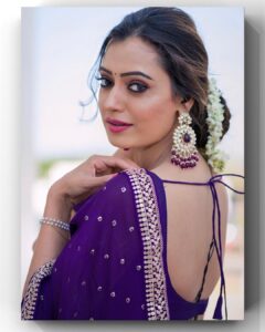 Sowmya Raoh Instagram - Mirror is not about ur reflection , it’s what u see beyond it.

#sowmyasharada #sowmyarao

Costume @divya_varun_official 
Photography @ravi_cross_clickx 

#jabardasth #etvtelugu #positivequotes
