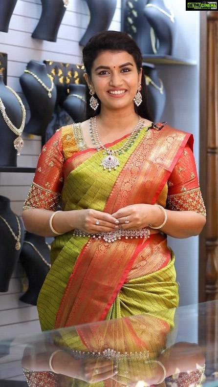 Sridevi Ashok Instagram - நன்றி திருச்சி... கடந்த ஏப்ரல் 14ஆம் தேதி தமிழ் புத்தாண்டு அன்று உங்களின் நல் ஆதரவினால் துவங்கப்பட்ட தங்கமயில் ஜுவல்லரி நிறுவனம் ஓர் ஆண்டு வெற்றிகரமாக பதிவு செய்துள்ளது. இது திருச்சி மக்களான உங்களால் சாத்தியமாயிற்று. ஒவ்வொரு செயல்களிலும் எங்களுக்கு ஊக்குமளித்து, தொடர்ந்து பயணித்து வரும் உங்களை நாங்கள் நன்றியுடன் என்றும் நினைவு கூறுவோம். ஓராண்டு நிறைவை சிறப்பிக்கும் பொருட்டு நீங்கள் வாங்கும் ஒவ்வொரு கிராம் தங்கத்திற்கும் ரூபாய் 100 முதல் 200 வரை தள்ளுபடியும், வெள்ளி ஒரு கிலோவுக்கு 2000 முதல் 3000 ரூபாய் வரை தள்ளுபடியும் மேலும் நீங்கள் வாங்கும் ஒரு கேரட் வைரத்திற்கு 100 கிராம் வெள்ளி நாணயமும் பரிசாக வழங்குகிறோம். மேலும் ஏப்ரல் 14, 15 & 16 ஆகிய நாட்களில் முதலாம் ஆண்டு விழாவை விமர்சையாக சிறப்பிக்கிறோம். திருச்சி மக்கள் அனைவரும் நிகழ்வில் கலந்து கொண்டு சிறப்பிக்க வேண்டுமாய் அன்புடன் கேட்டுக்கொள்கிறோம். . . . . . . .#trichythangamayil #gold #diamonds #anniversary #festival #celebration #jewellerydesign #goldjewellery #goldoffer #goldrate #thangamayilpongal #madurai #wedding #jewellery #bridaljewellery #goldsaving #offers #gifts Trichy, Tamil Nadu