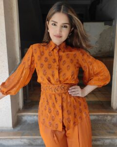 Tara Alisha Berry Instagram - 🧡 @prakritijaipur 🧡 

Wearing @prakritijaipur 's Vamika Embroidered Shirt from their Chaashni Collection with Orange Pleated Pants. 

📸 @usmmusicofficial

@iyer.aarti 

#prakritijaipur #handblockprint