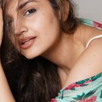 Tara Alisha Berry Instagram - 🌺 @munnasphotography Asst by @prashant.photography Fed by @usmmusicofficial Lovingly licked by @baconmehta Lovingly headbutted by Patty #munnamagic #munnasphotography