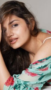 Tara Alisha Berry Instagram - 🌺 @munnasphotography

Asst by @prashant.photography 
Fed by @usmmusicofficial 
Lovingly licked by @baconmehta 
Lovingly headbutted by Patty 

#munnamagic #munnasphotography