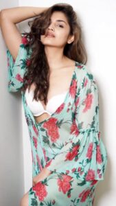 Tara Alisha Berry Instagram - 🌺 @munnasphotography Asst by @prashant.photography #munnamagic #blackandwhite #photoshoot
