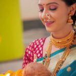 Tejashree Pradhan Instagram - On this auspicious day of Gudi Padwa, I purchased gold jewellery from my favourite store @malabarGoldanddiamonds because it promises 100% BIS hallmarked gold. Malabar Gold And Diamonds has jewellery for every special occasion. If you are looking to buy jewellery then visit the nearest store today! #GudiPadwa #MalabarGoldAndDiamonds Make up and hair @riyapanchal.makeupartist Saree @nishalikasarees