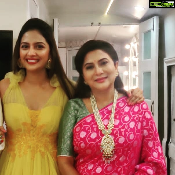 Tejashree Pradhan Instagram - That's the best one I could find ... We r always busy chitchatting की फोटो वगैरे काढायचं लक्षात राहत नाही... But that's the best part of our friendship I guess .. U R SPECIAL AND VERY CLOSE TO MY ❤️... HAPPY BIRTHDAY and HAVE A HEALTHIEST YEAR AHEAD. P.s. Sorry Ashok mama ..tumhala cut kela hya photo madhun 🙊🙈