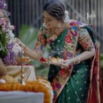 Tejashree Pradhan Instagram - वक्रतुंण्ड महाकाय सुर्यकोटि समप्रभ ౹ निर्विघ्नं कुरु मे देव सर्वकार्येषु सर्वदा ॥ विघ्नहर्ता .. तुमच्या सगळ्या चिंता, दु:ख, विवंचना दूर करो आणि तुम्हाला अधिकाधिक आनंद देवो.... हिचं बाप्पा कडे हात जोडून मनापासुन प्रार्थना..🙏 "श्री गणेशोत्सवाच्या" आपणांस व आपल्या परिवारास मन:पुर्वक भक्तीमय शुभेच्छा....!! गणपती बाप्पा मोरया ౹ मंगलमुर्ती मोरया ౹ Jewellery by @jizajewellerystudio Photography by @yogendra_chavhan MUA @vrushalimakeupstudio_acadamy Hairstyling by @glow_more_by_snehal Outfit by @_shamiyana_ Flower decoration @mohak_florist_pune PLocation @dhonewada_restaurent