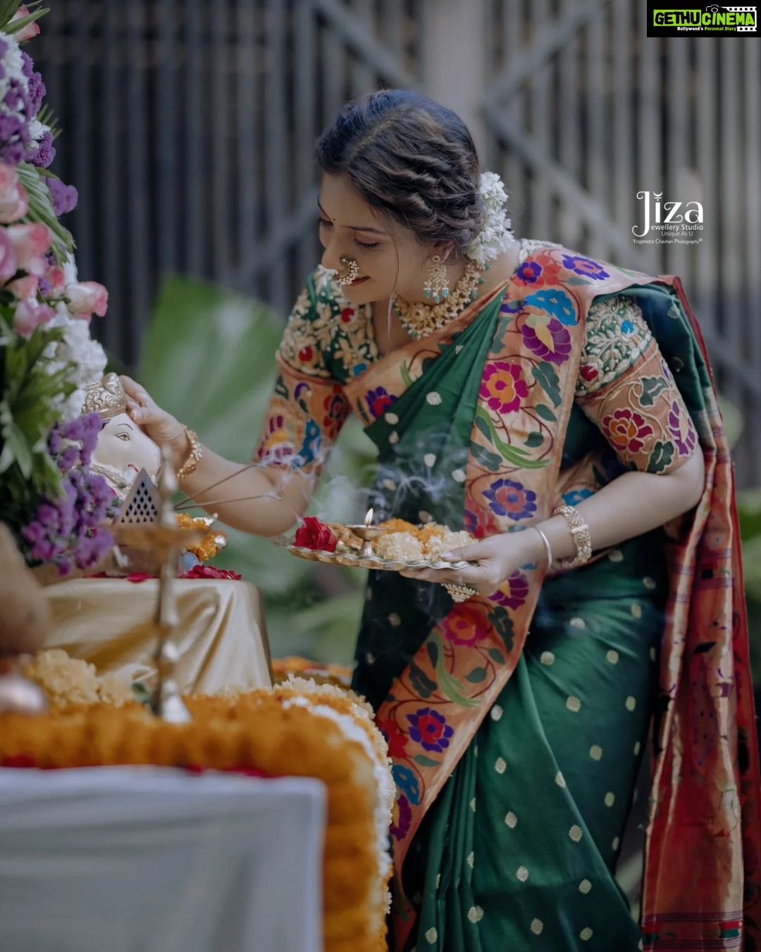 Tejashree Pradhan Instagram - वक्रतुंण्ड महाकाय सुर्यकोटि समप्रभ ౹ निर्विघ्नं कुरु मे देव सर्वकार्येषु सर्वदा ॥ विघ्नहर्ता .. तुमच्या सगळ्या चिंता, दु:ख, विवंचना दूर करो आणि तुम्हाला अधिकाधिक आनंद देवो.... हिचं बाप्पा कडे हात जोडून मनापासुन प्रार्थना..🙏 "श्री गणेशोत्सवाच्या" आपणांस व आपल्या परिवारास मन:पुर्वक भक्तीमय शुभेच्छा....!! गणपती बाप्पा मोरया ౹ मंगलमुर्ती मोरया ౹ Jewellery by @jizajewellerystudio Photography by @yogendra_chavhan MUA @vrushalimakeupstudio_acadamy Hairstyling by @glow_more_by_snehal Outfit by @_shamiyana_ Flower decoration @mohak_florist_pune PLocation @dhonewada_restaurent