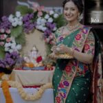 Tejashree Pradhan Instagram - वक्रतुंण्ड महाकाय सुर्यकोटि समप्रभ ౹ निर्विघ्नं कुरु मे देव सर्वकार्येषु सर्वदा ॥ विघ्नहर्ता .. तुमच्या सगळ्या चिंता, दु:ख, विवंचना दूर करो आणि तुम्हाला अधिकाधिक आनंद देवो.... हिचं बाप्पा कडे हात जोडून मनापासुन प्रार्थना..🙏 "श्री गणेशोत्सवाच्या" आपणांस व आपल्या परिवारास मन:पुर्वक भक्तीमय शुभेच्छा....!! गणपती बाप्पा मोरया ౹ मंगलमुर्ती मोरया ౹ Jewellery by @jizajewellerystudio Photography by @yogendra_chavhan MUA @vrushalimakeupstudio_acadamy Hairstyling by @glow_more_by_snehal Outfit by @_shamiyana_ Flower decoration @mohak_florist_pune PLocation @dhonewada_restaurent