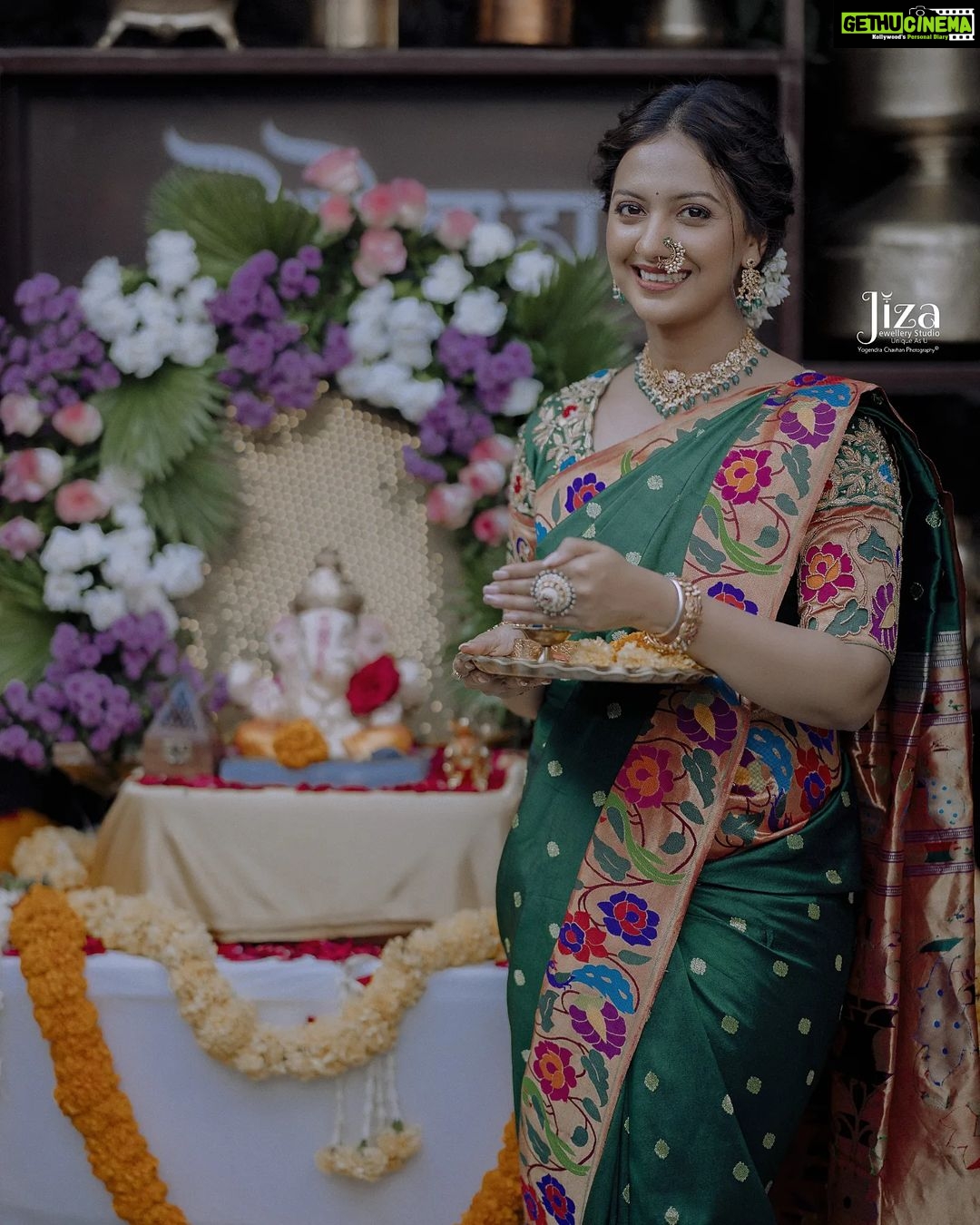Tejashree Pradhan Instagram - वक्रतुंण्ड महाकाय सुर्यकोटि समप्रभ ౹ निर्विघ्नं कुरु मे देव सर्वकार्येषु सर्वदा ॥ विघ्नहर्ता .. तुमच्या सगळ्या चिंता, दु:ख, विवंचना दूर करो आणि तुम्हाला अधिकाधिक आनंद देवो.... हिचं बाप्पा कडे हात जोडून मनापासुन प्रार्थना..🙏 "श्री गणेशोत्सवाच्या" आपणांस व आपल्या परिवारास मन:पुर्वक भक्तीमय शुभेच्छा....!! गणपती बाप्पा मोरया ౹ मंगलमुर्ती मोरया ౹ Jewellery by @jizajewellerystudio Photography by @yogendra_chavhan MUA @vrushalimakeupstudio_acadamy Hairstyling by @glow_more_by_snehal Outfit by @_shamiyana_ Flower decoration @mohak_florist_pune PLocation @dhonewada_restaurent