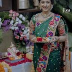 Tejashree Pradhan Instagram - वक्रतुंण्ड महाकाय सुर्यकोटि समप्रभ ౹ निर्विघ्नं कुरु मे देव सर्वकार्येषु सर्वदा ॥ विघ्नहर्ता .. तुमच्या सगळ्या चिंता, दु:ख, विवंचना दूर करो आणि तुम्हाला अधिकाधिक आनंद देवो.... हिचं बाप्पा कडे हात जोडून मनापासुन प्रार्थना..🙏 "श्री गणेशोत्सवाच्या" आपणांस व आपल्या परिवारास मन:पुर्वक भक्तीमय शुभेच्छा....!! गणपती बाप्पा मोरया ౹ मंगलमुर्ती मोरया ౹ Jewellery by @jizajewellerystudio Photography by @yogendra_chavhan MUA @vrushalimakeupstudio_acadamy Hairstyling by @glow_more_by_snehal Outfit by @_shamiyana_ Flower decoration @mohak_florist_pune PLocation @dhonewada_restaurent