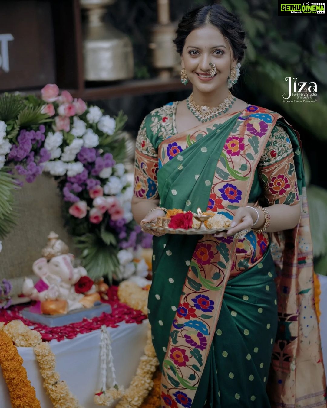Tejashree Pradhan Instagram - वक्रतुंण्ड महाकाय सुर्यकोटि समप्रभ ౹ निर्विघ्नं कुरु मे देव सर्वकार्येषु सर्वदा ॥ विघ्नहर्ता .. तुमच्या सगळ्या चिंता, दु:ख, विवंचना दूर करो आणि तुम्हाला अधिकाधिक आनंद देवो.... हिचं बाप्पा कडे हात जोडून मनापासुन प्रार्थना..🙏 "श्री गणेशोत्सवाच्या" आपणांस व आपल्या परिवारास मन:पुर्वक भक्तीमय शुभेच्छा....!! गणपती बाप्पा मोरया ౹ मंगलमुर्ती मोरया ౹ Jewellery by @jizajewellerystudio Photography by @yogendra_chavhan MUA @vrushalimakeupstudio_acadamy Hairstyling by @glow_more_by_snehal Outfit by @_shamiyana_ Flower decoration @mohak_florist_pune PLocation @dhonewada_restaurent