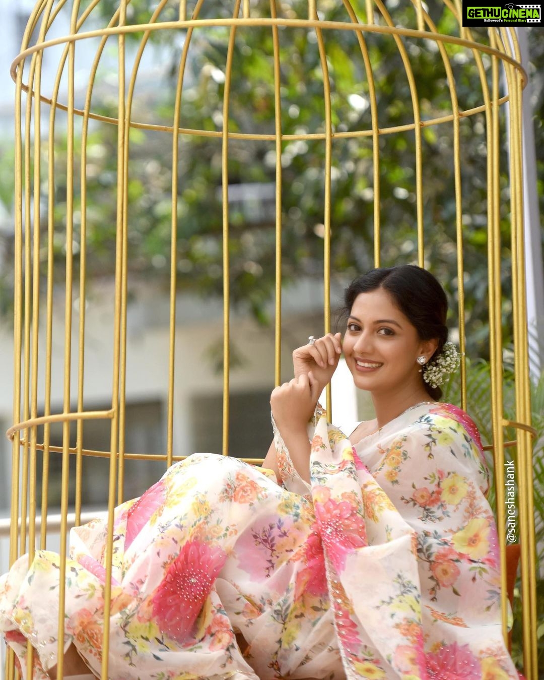 Tejashree Pradhan Instagram - Never thought, “being in a cage” can ever make you feel free and beautiful 🧡 #HappyLife Photography - @saneshashank Styled by - @style_by_apurva Outfit by - @zartaricouture MakeUp - @shiulibiswas_artistry Hair by - @meghapharande_makeupartist Assisted by - @bhatakta.kalakaar and @shubhangi_mohdure Location - @kalasystudios